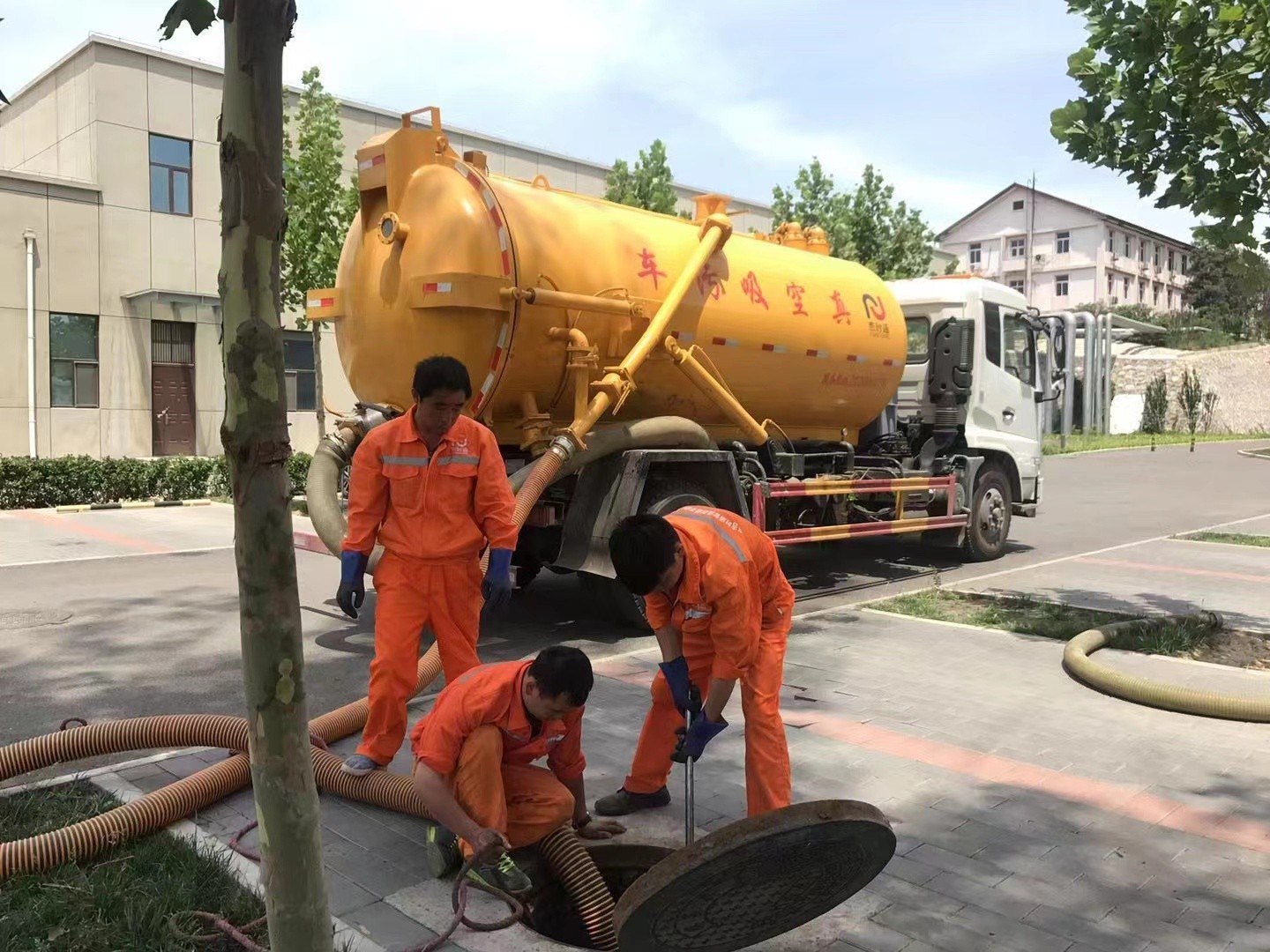 惠水管道疏通车停在窨井附近