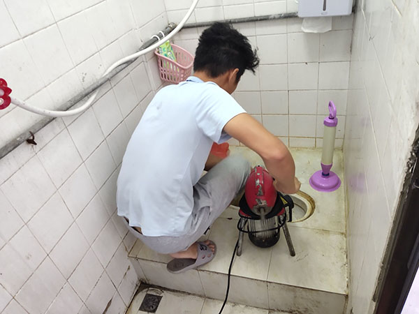 惠水管道堵塞冒臭气 专业师傅现场解决问题